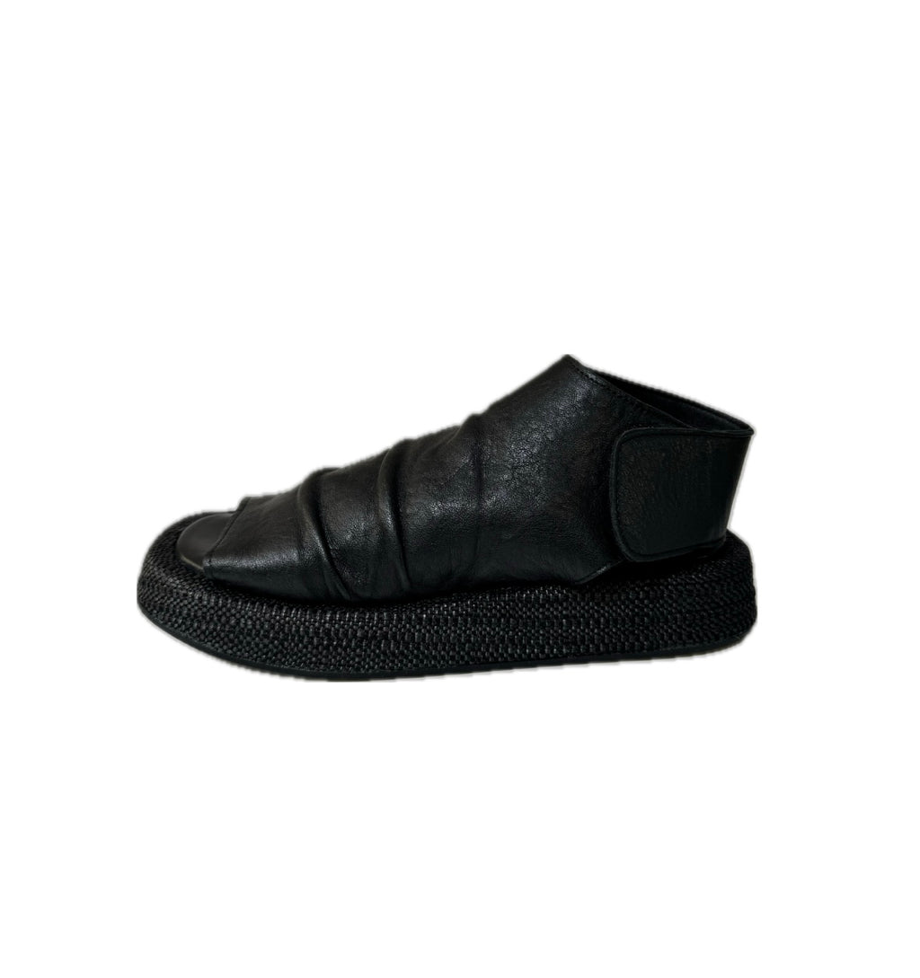 Noee Black Sandals