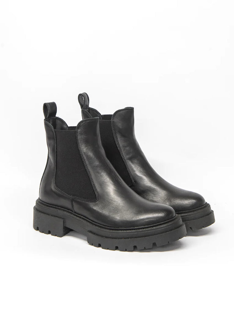 Zoe Kratzmann - Compass boot in Black leather